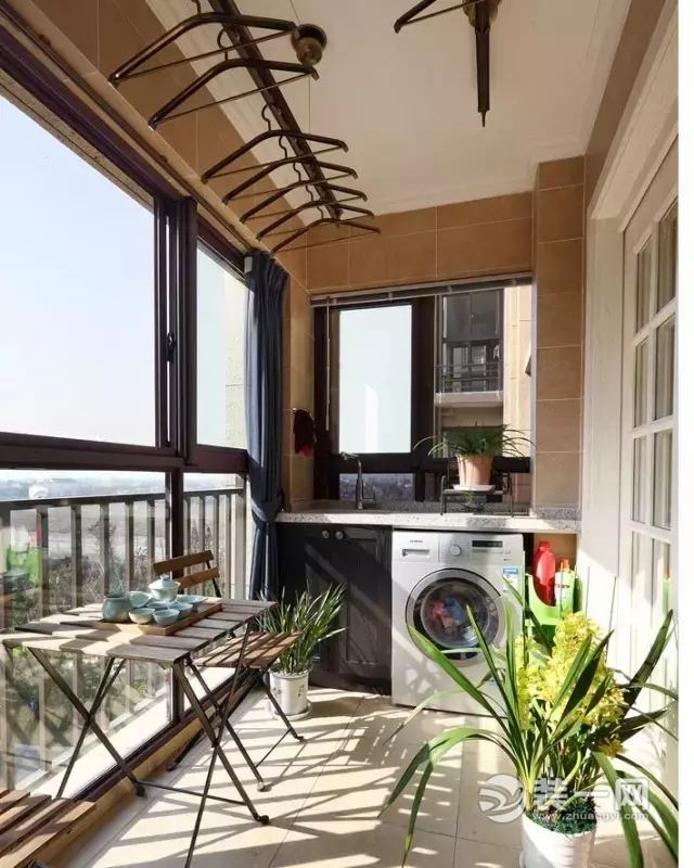 阳台,除了满足晒衣服的需求,还可以当作休闲区,喝喝茶,和女儿一起
